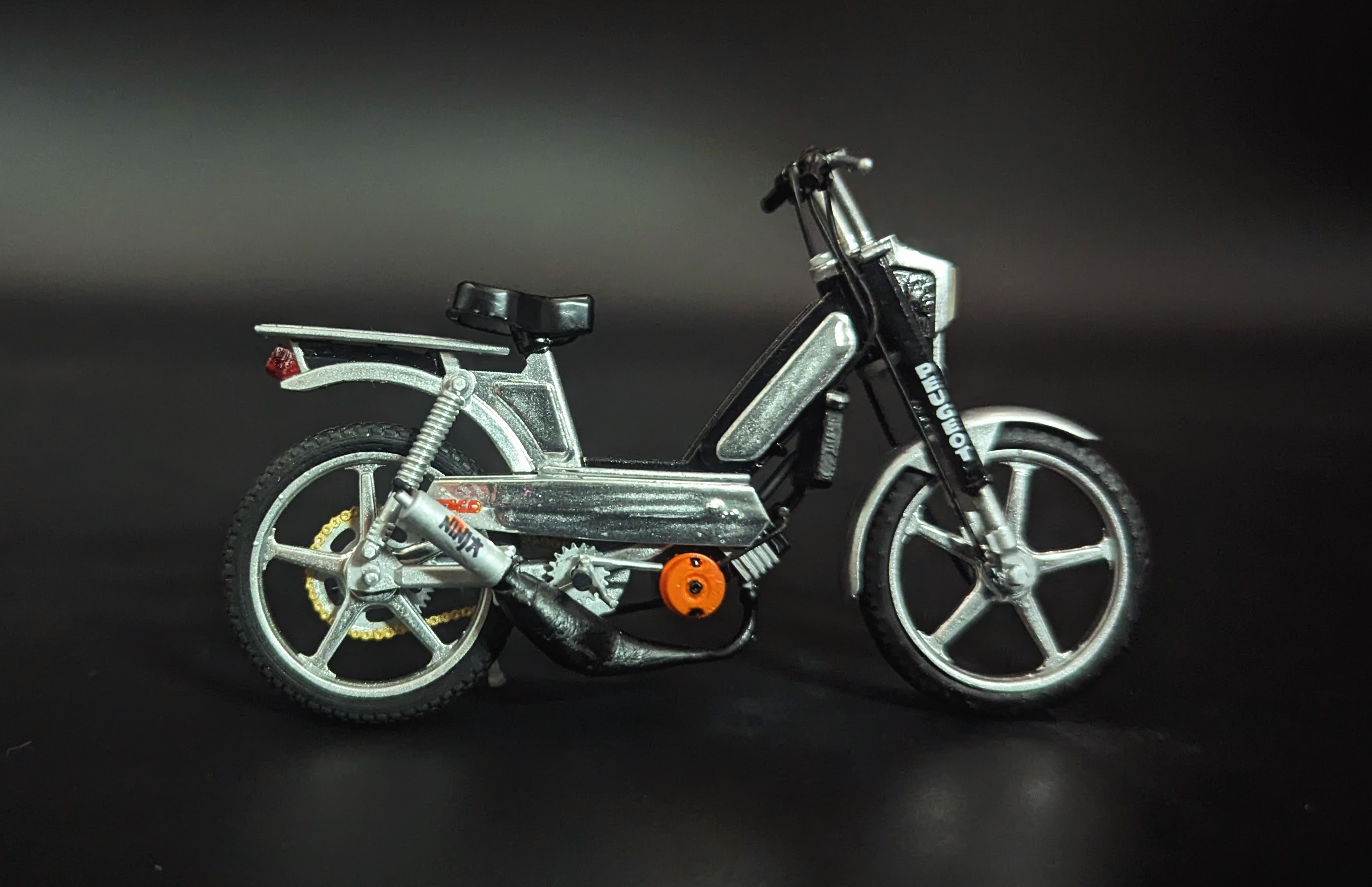 Maquette Peugeot 103 Mvl Noir Chrome Et Pot Ninja Warm Up 1 18 Maquette Peugeot 103 Mvl Noir Chrome Et Pot Ninja Warm Up 1 18