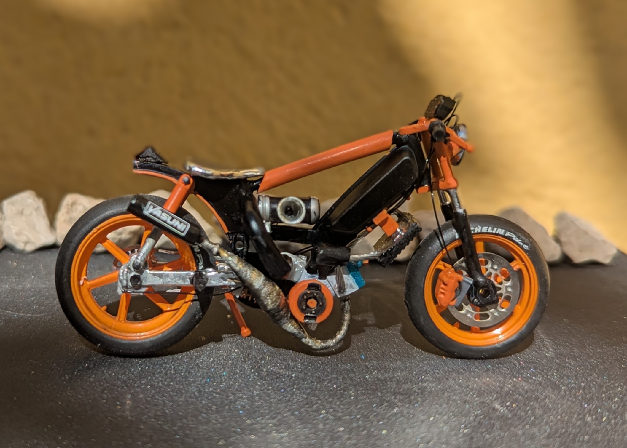 Peugeot 103 Sp Noir Et Orange Peugeot 103 Sp Hybride Mxs Pot Yasuni Noire Orange 1/18