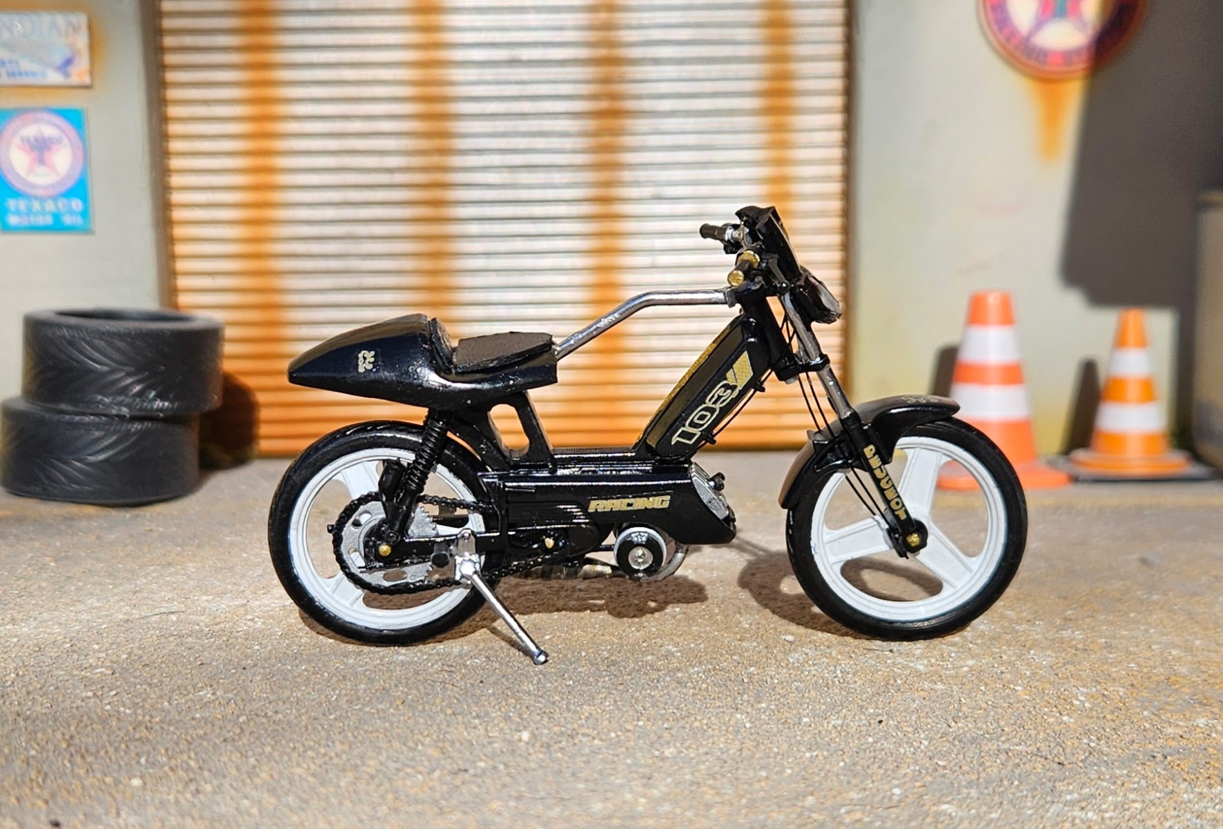 Peugeot 103 Rcx Noir Et Doree Version Street 1/18