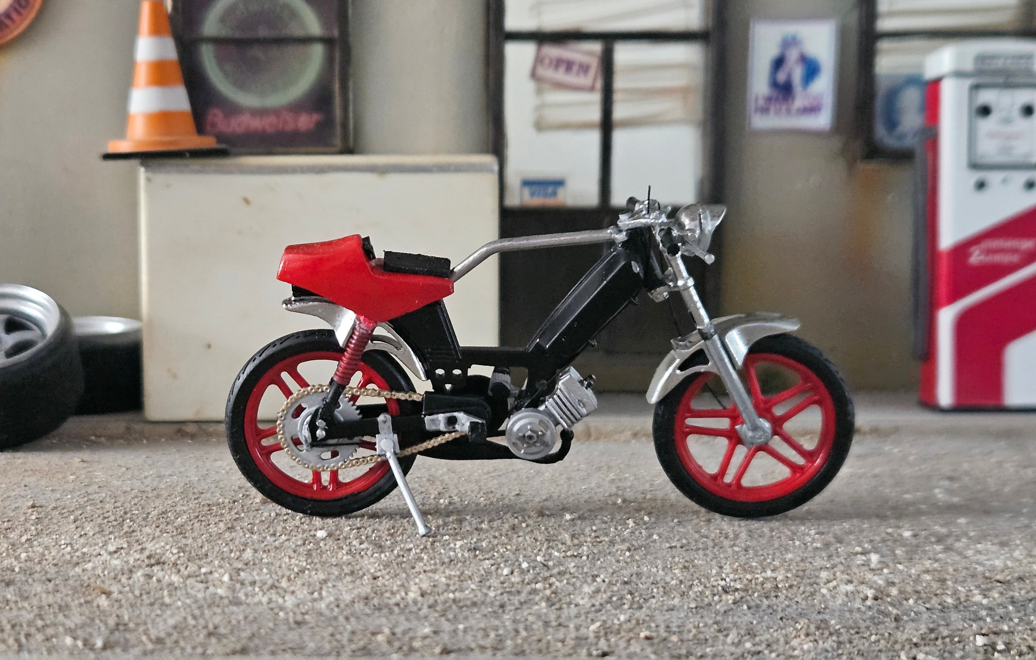 Peugeot 103 Clip Noir Preparation Racer 1/18