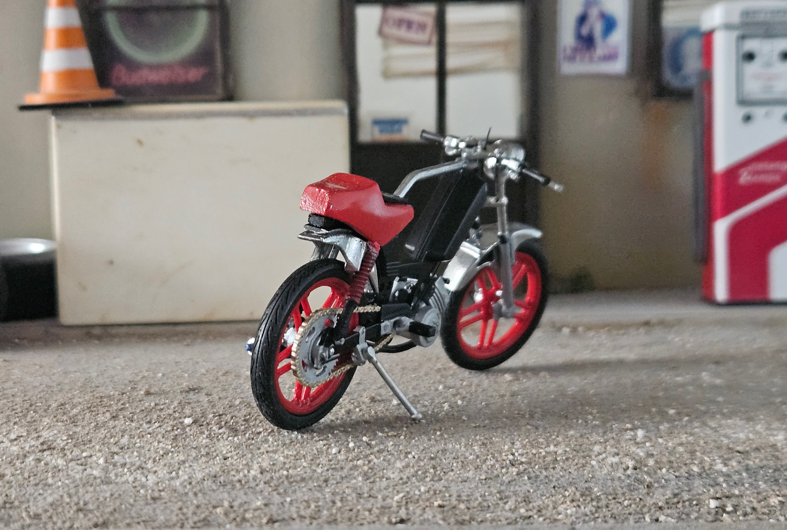 Peugeot 103 Clip Noir Preparation Racer 1/18