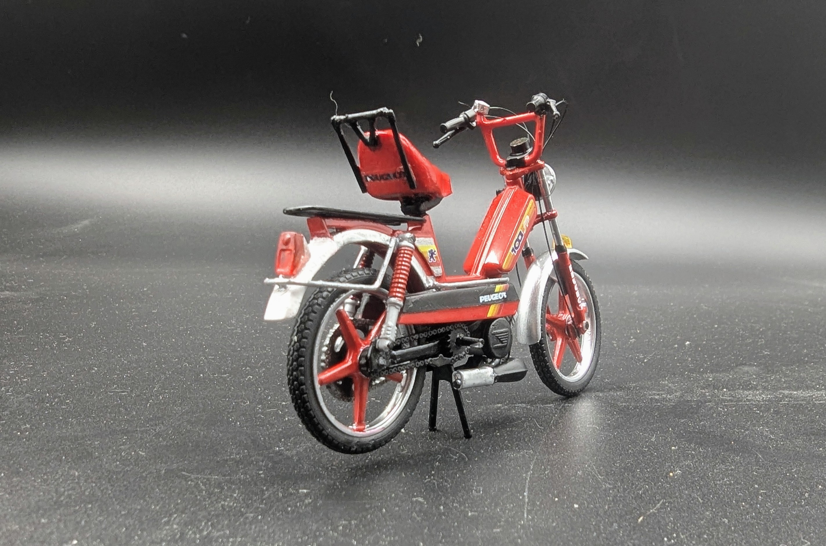 Peugeot 103 Sp Rouge Pot Simonini Selle Modifiee Arriere Mvl 1/18