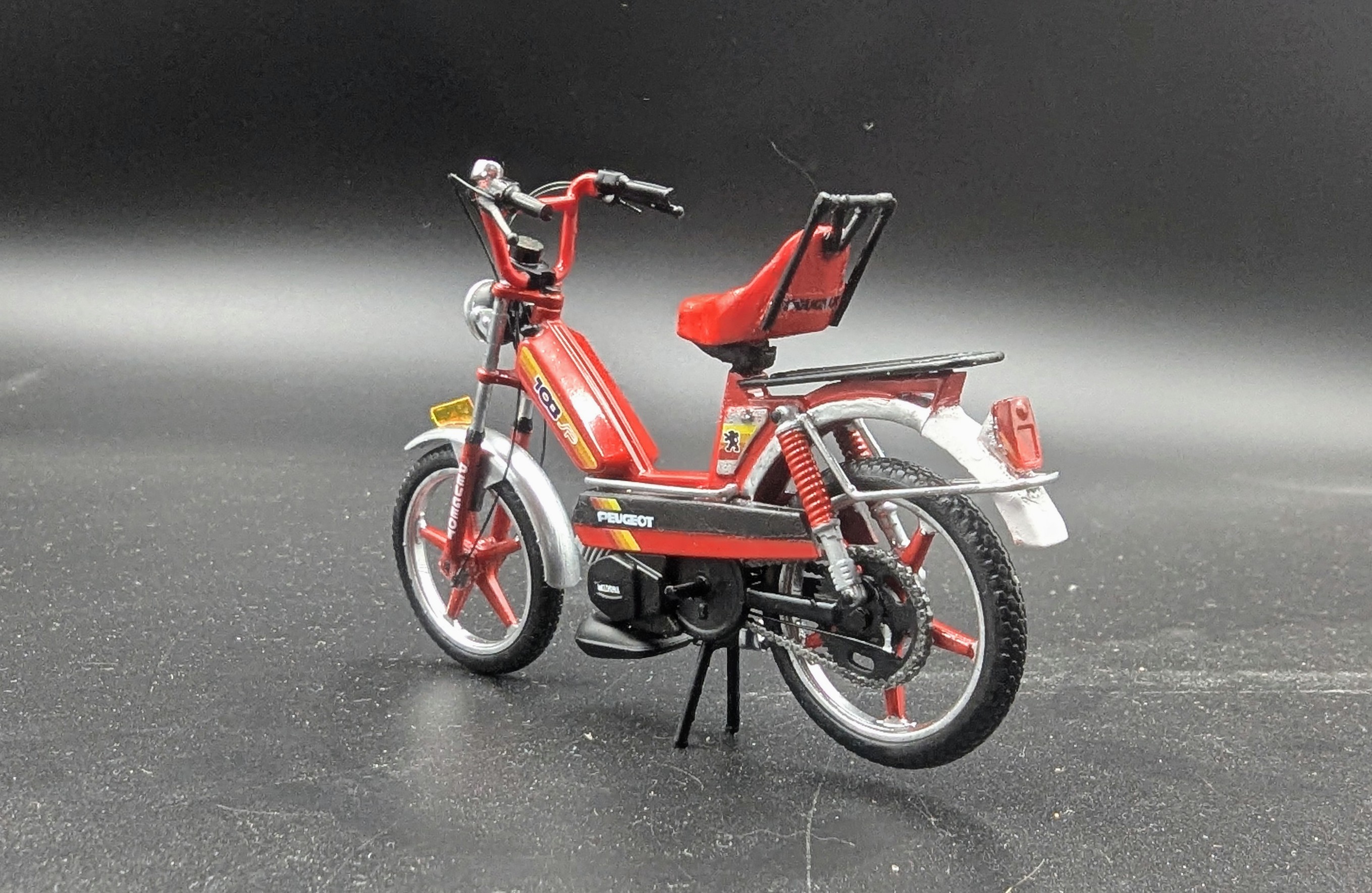 Peugeot 103 Sp Rouge Pot Simonini Selle Modifiee Arriere Mvl 1/18