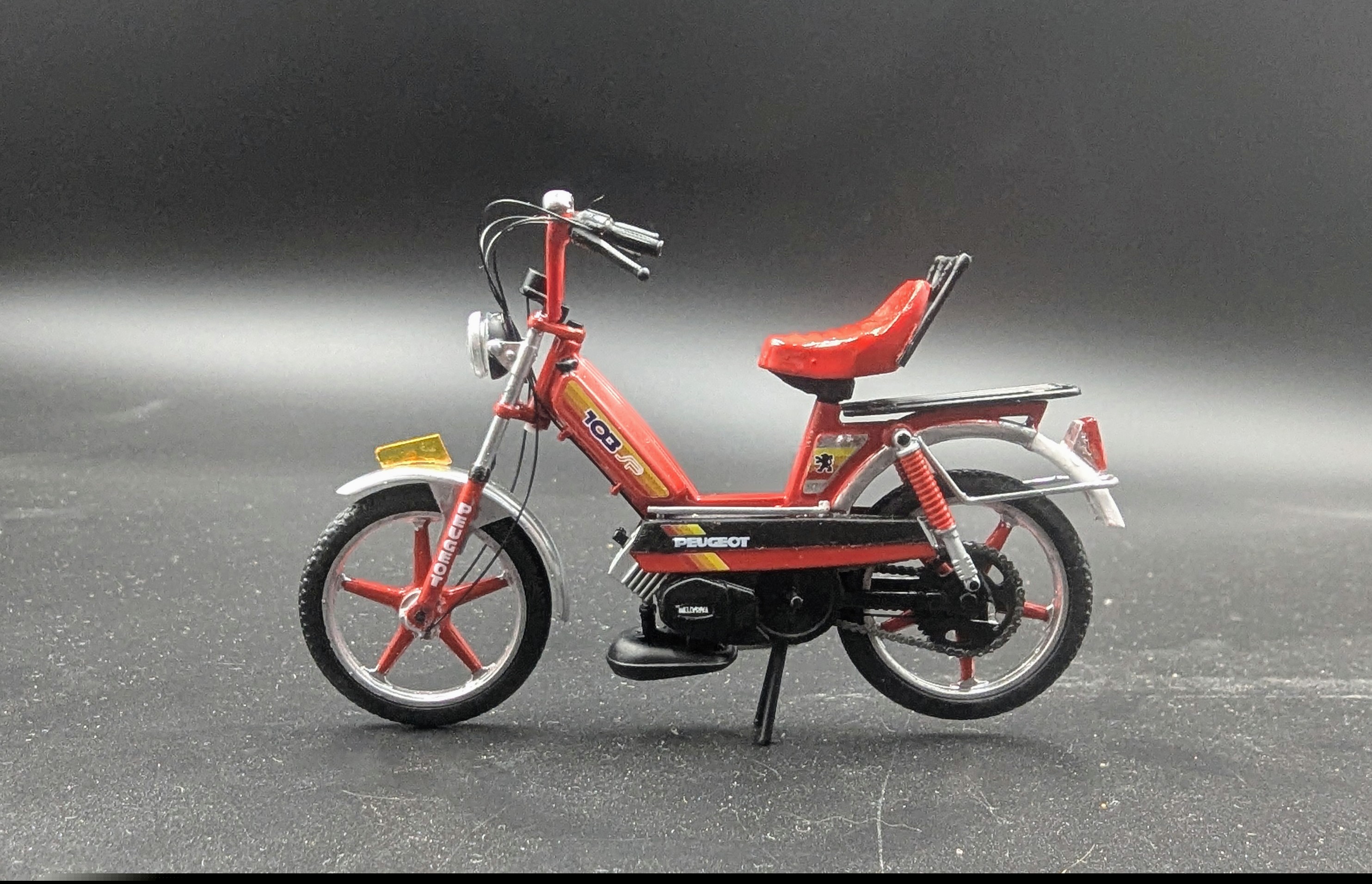 Peugeot 103 Sp Rouge Pot Simonini Selle Modifiee Arriere Mvl 1/18