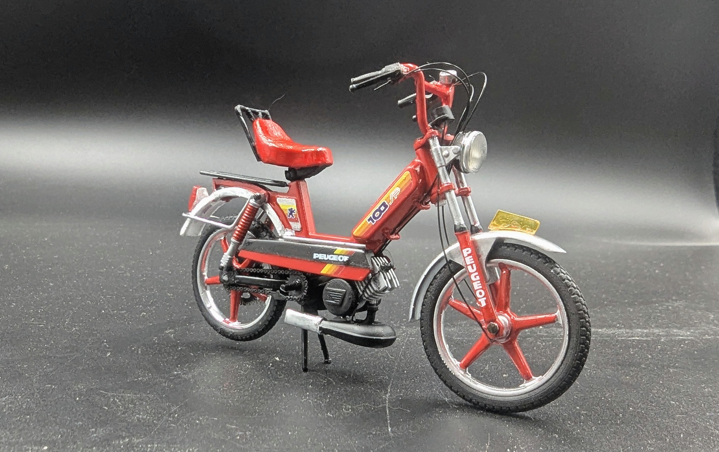 Peugeot 103 Sp Rouge Pot Simonini Selle Modifiee Arriere Mvl 1/18