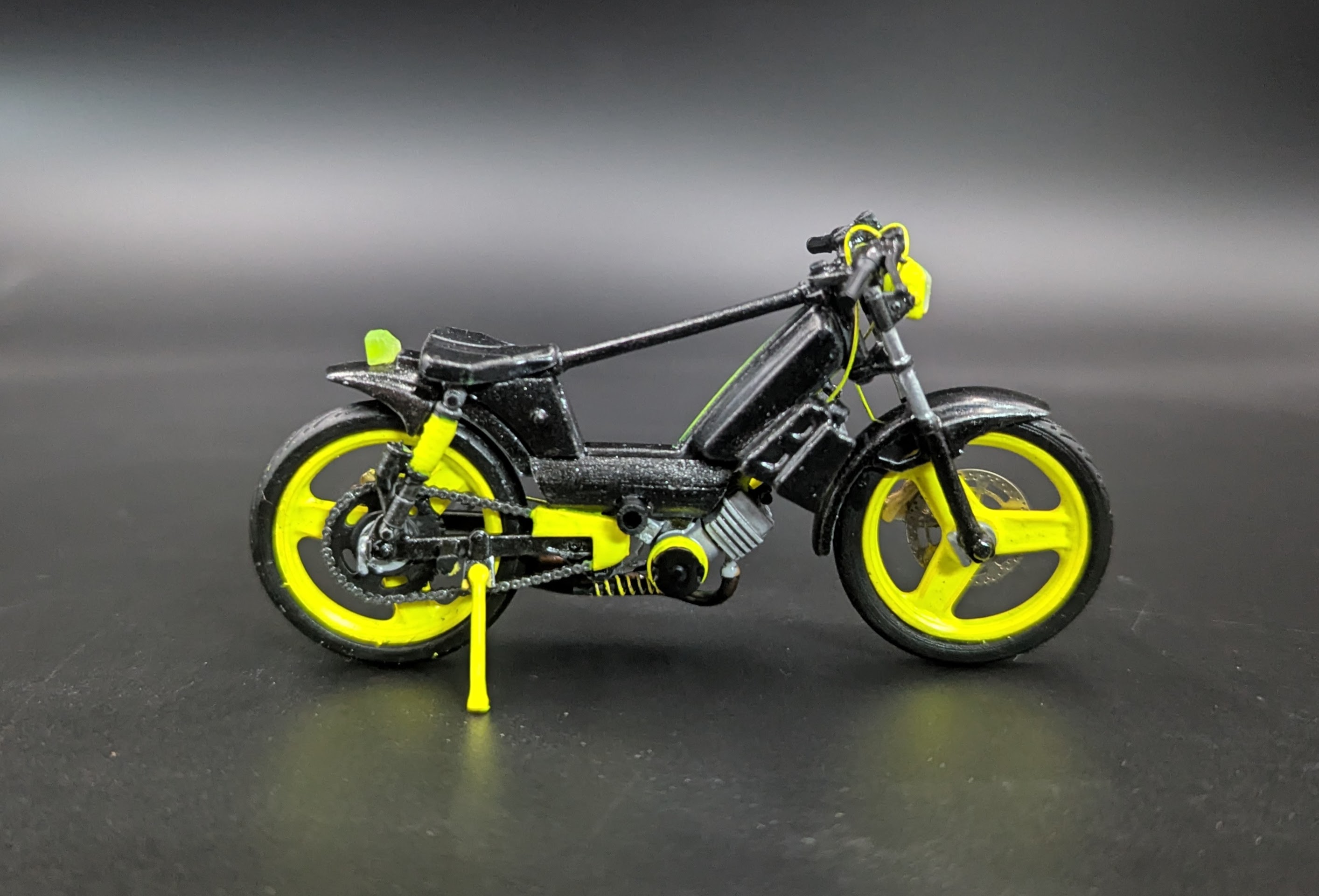 Peugeot 103 Rcx Noir Jaune Fluo Pot Ninja Carte Noire 1/18