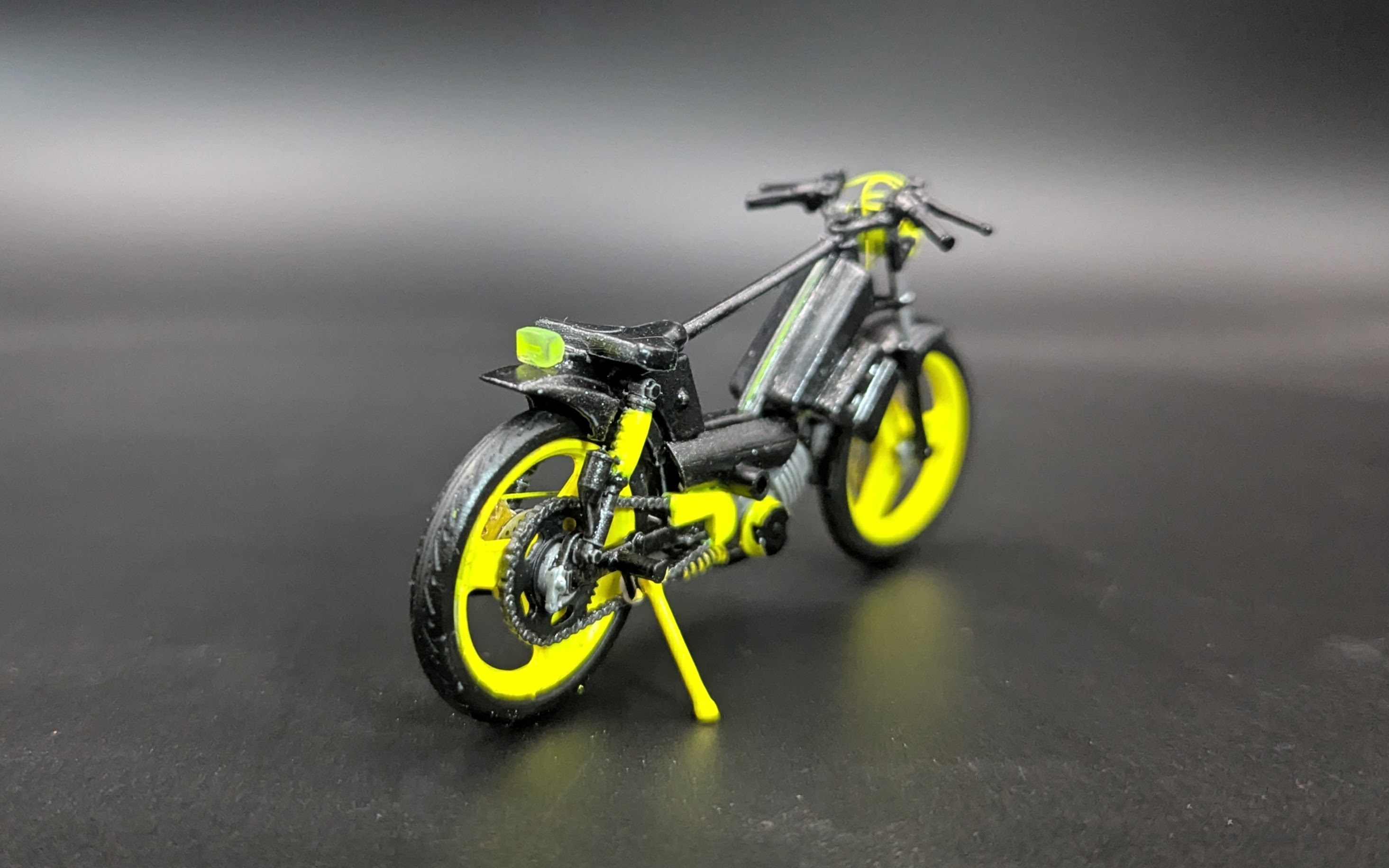Peugeot 103 Rcx Noir Jaune Fluo Pot Ninja Carte Noire 1/18