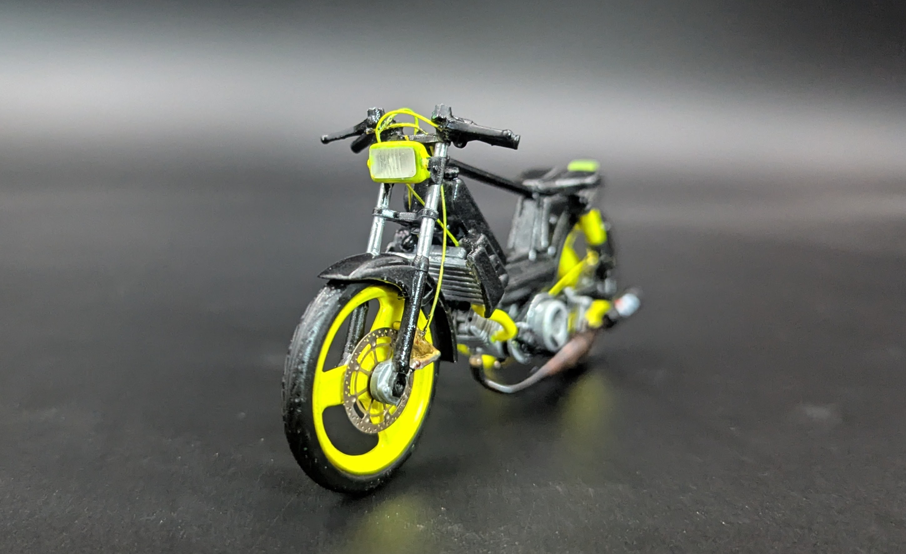 Peugeot 103 Rcx Noir Jaune Fluo Pot Ninja Carte Noire 1/18