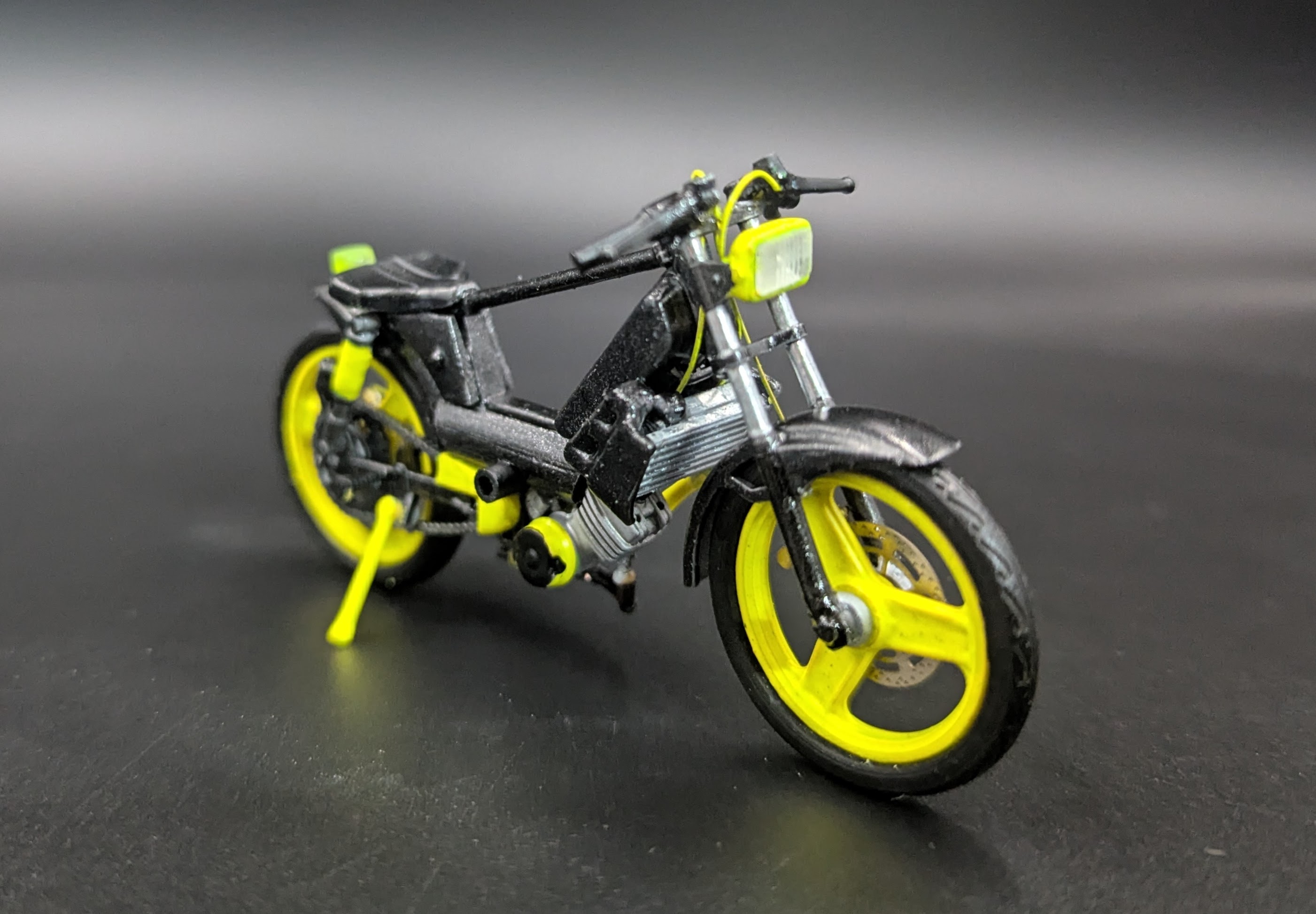 Peugeot 103 Rcx Noir Jaune Fluo Pot Ninja Carte Noire 1/18
