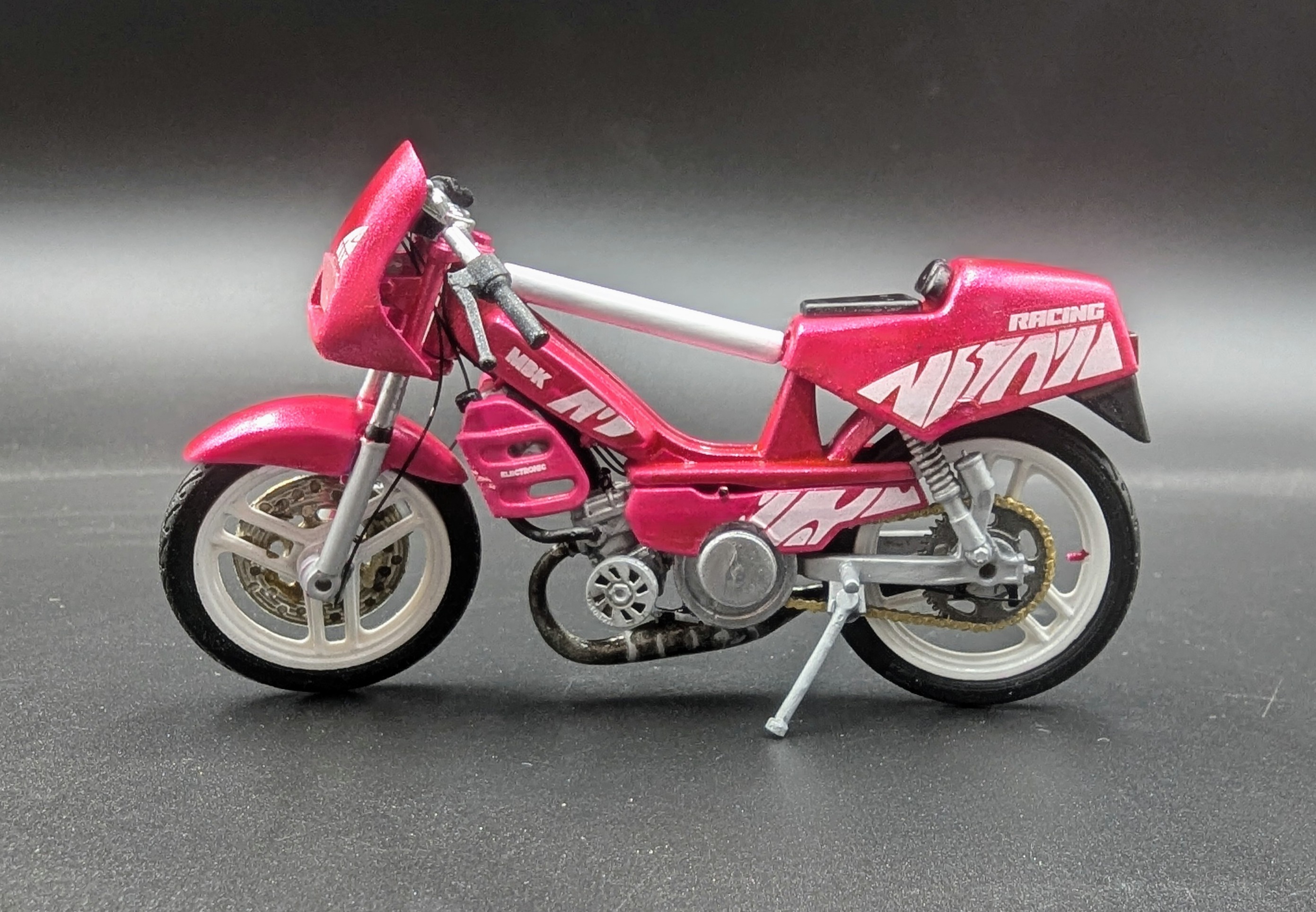 Mbk 51 Magnum Racing Fushia F1 Assistance Pot G2 Cartouche Yasuni 1/18