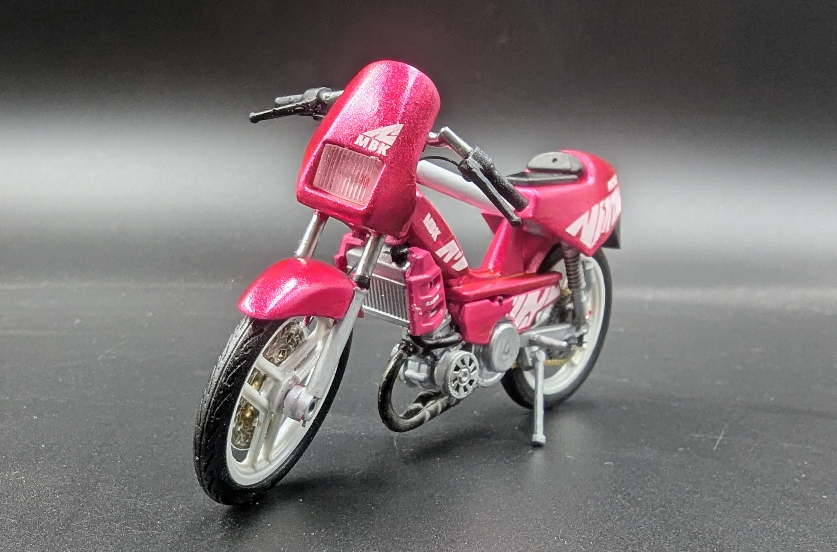 Mbk 51 Magnum Racing Fushia F1 Assistance Pot G2 Cartouche Yasuni 1/18