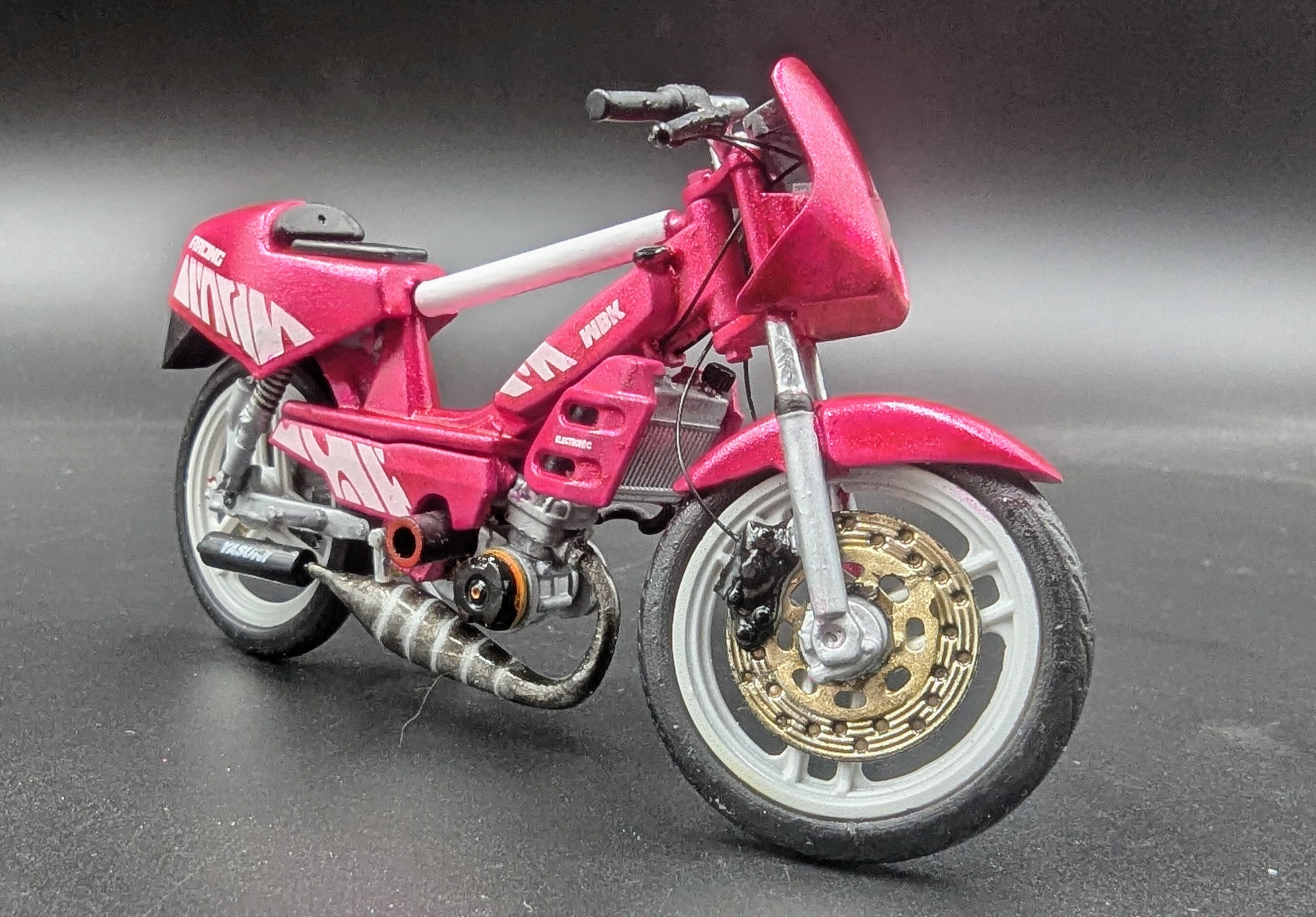 Mbk 51 Magnum Racing Fushia F1 Assistance Pot G2 Cartouche Yasuni 1/18