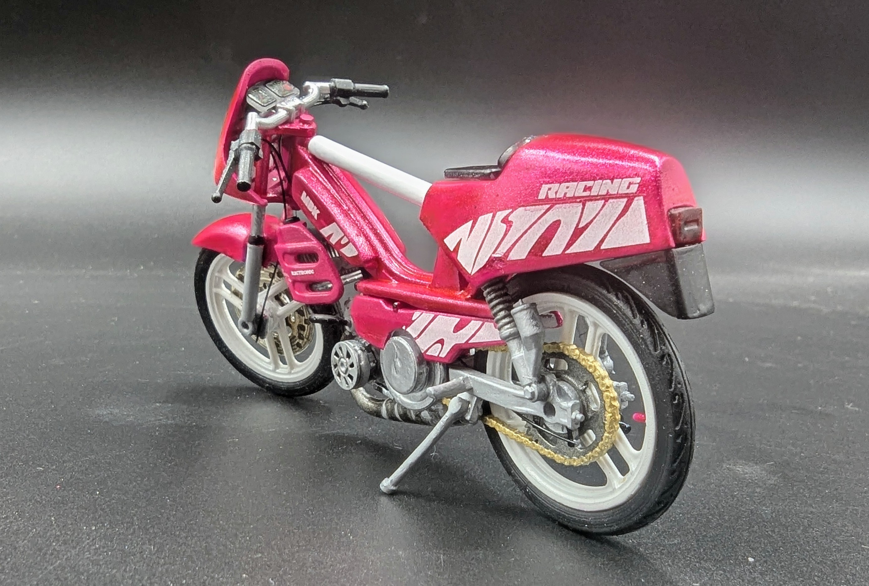 Mbk 51 Magnum Racing Fushia F1 Assistance Pot G2 Cartouche Yasuni 1/18