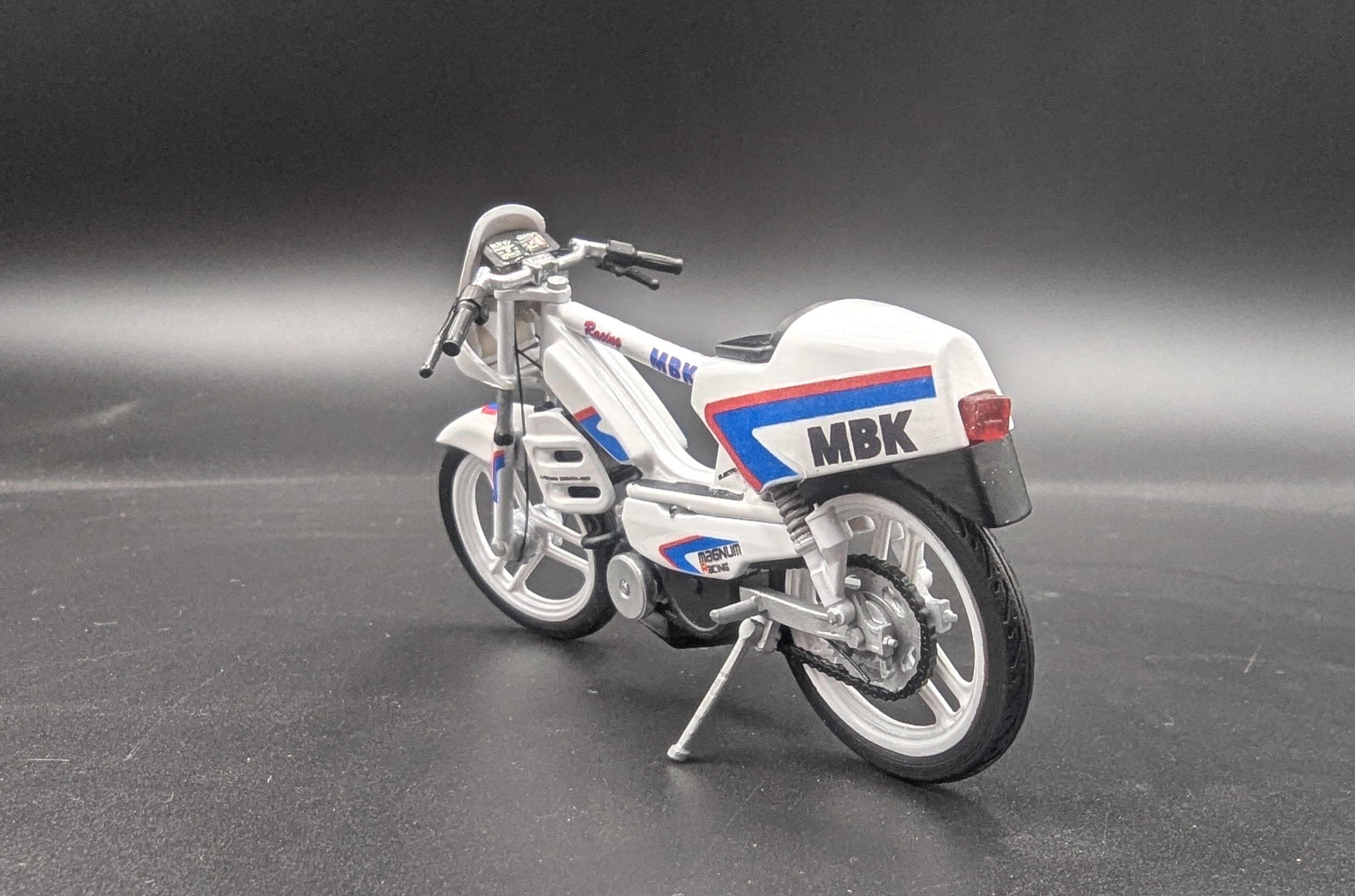 Mbk 51 Magnum Racing White Ceramic Full Origine 1/18