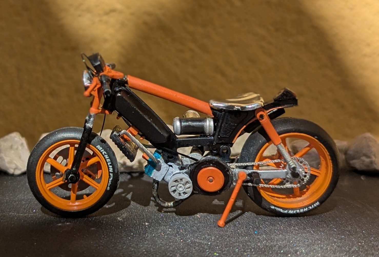 Peugeot 103 Sp Noir Et Orange Peugeot 103 Sp Hybride Mxs Pot Yasuni Noire Orange 1/18