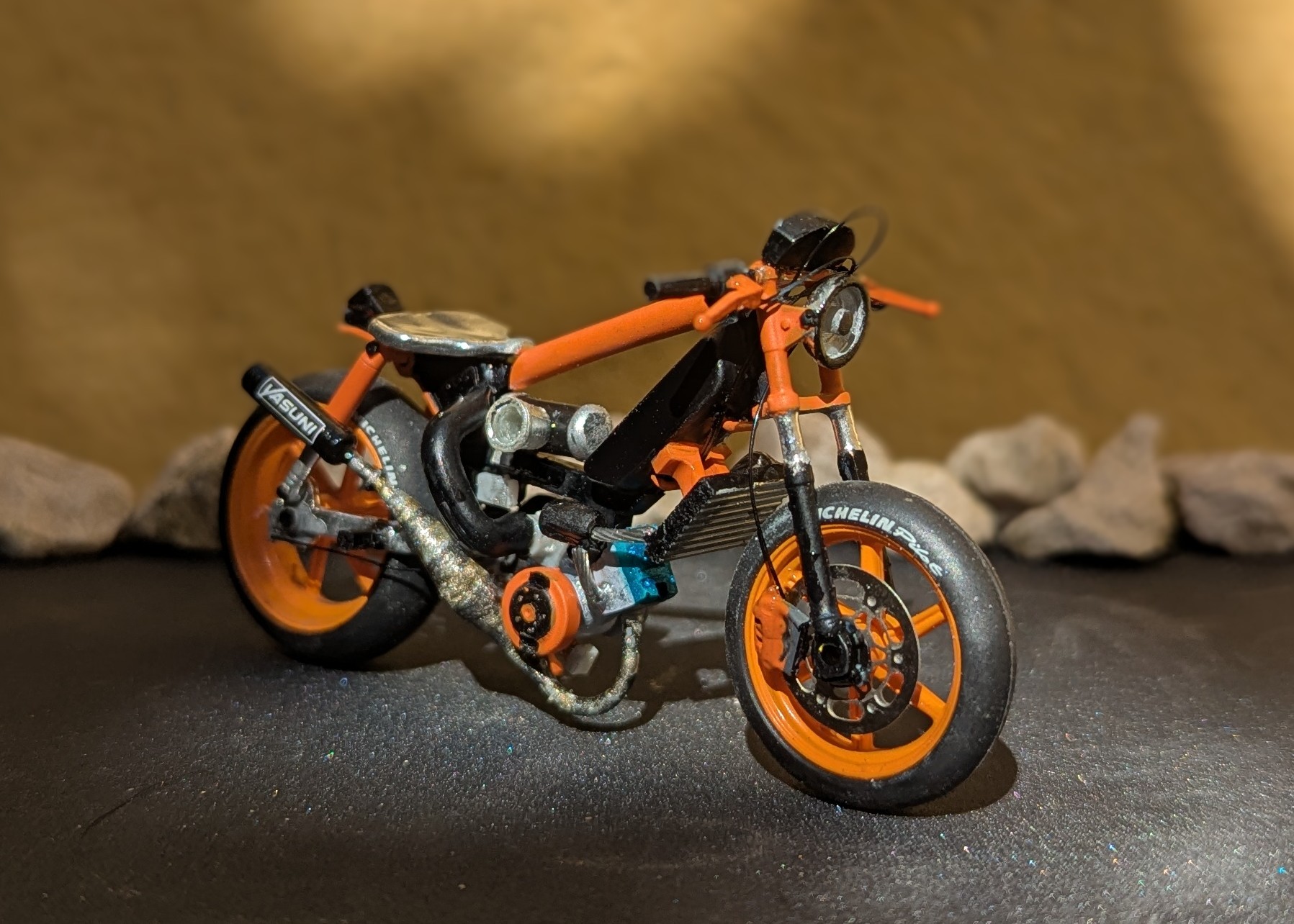 Peugeot 103 Sp Noir Et Orange Peugeot 103 Sp Hybride Mxs Pot Yasuni Noire Orange 1/18